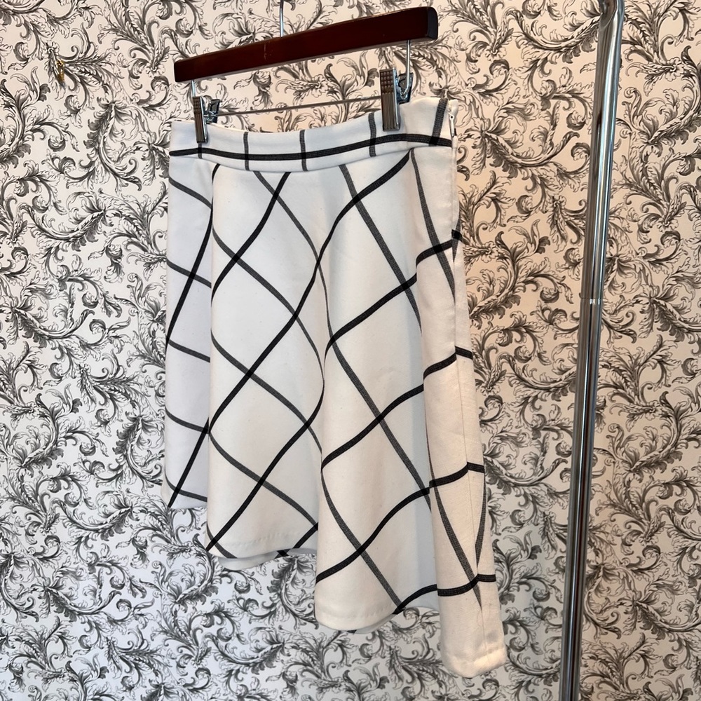 Ann Taylor loft, size 8, a line cream and black windowpane plaid skirt